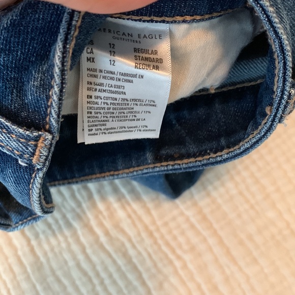 American Eagle Mom Fit Jeans in Medium blue. - Picture 3 of 3